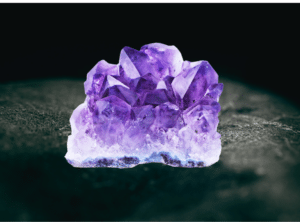 lila ungeschliffener Amethyst